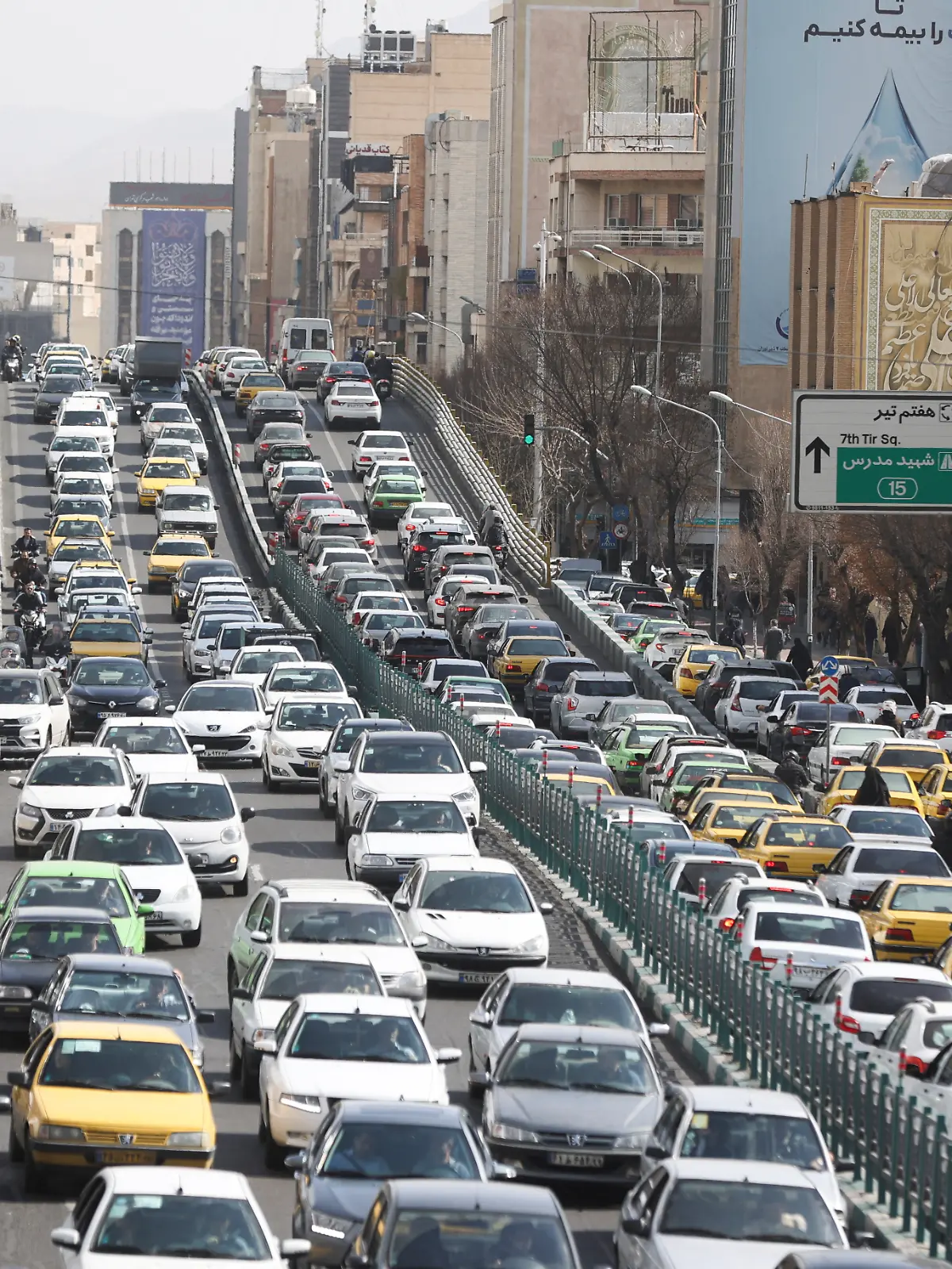 In Irans Hauptstadt Teheran haben sich lange Staus gebildet