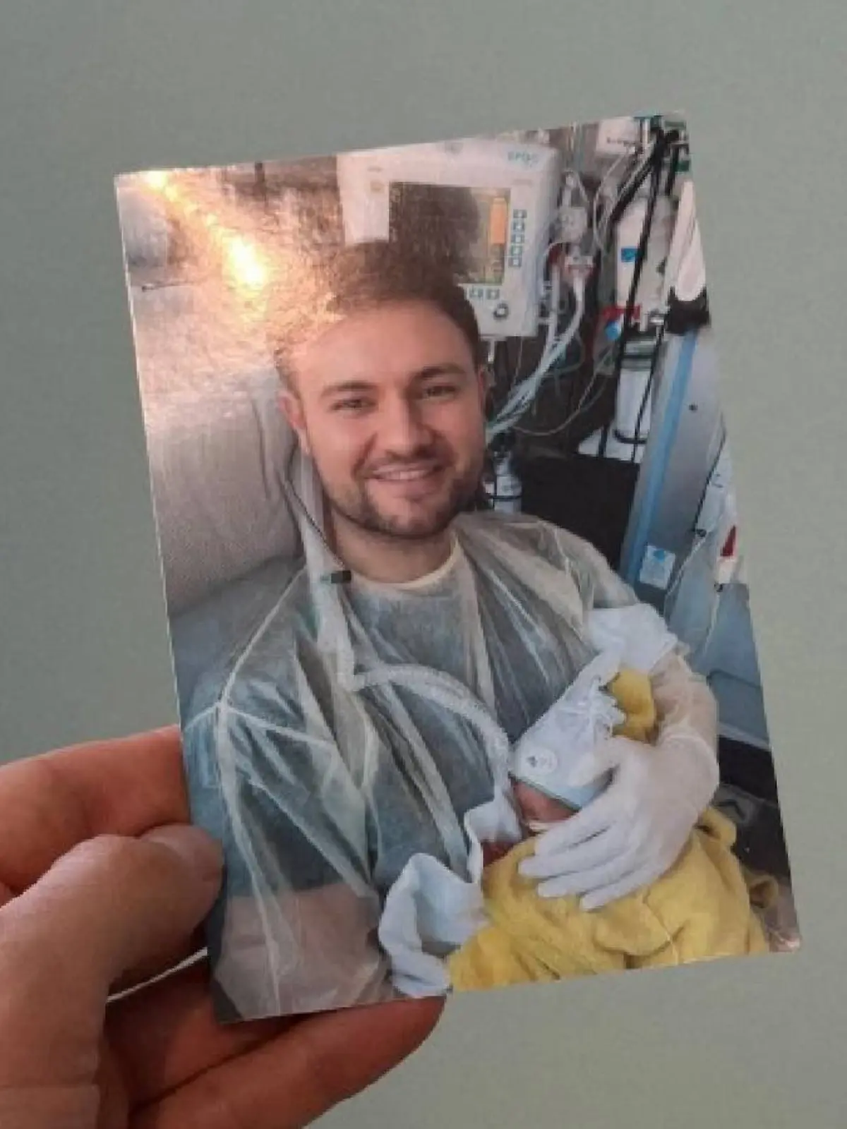 Bild zu: "Reality-Star Daniel Lott darf Frühchen Leo endlich im Arm halten "