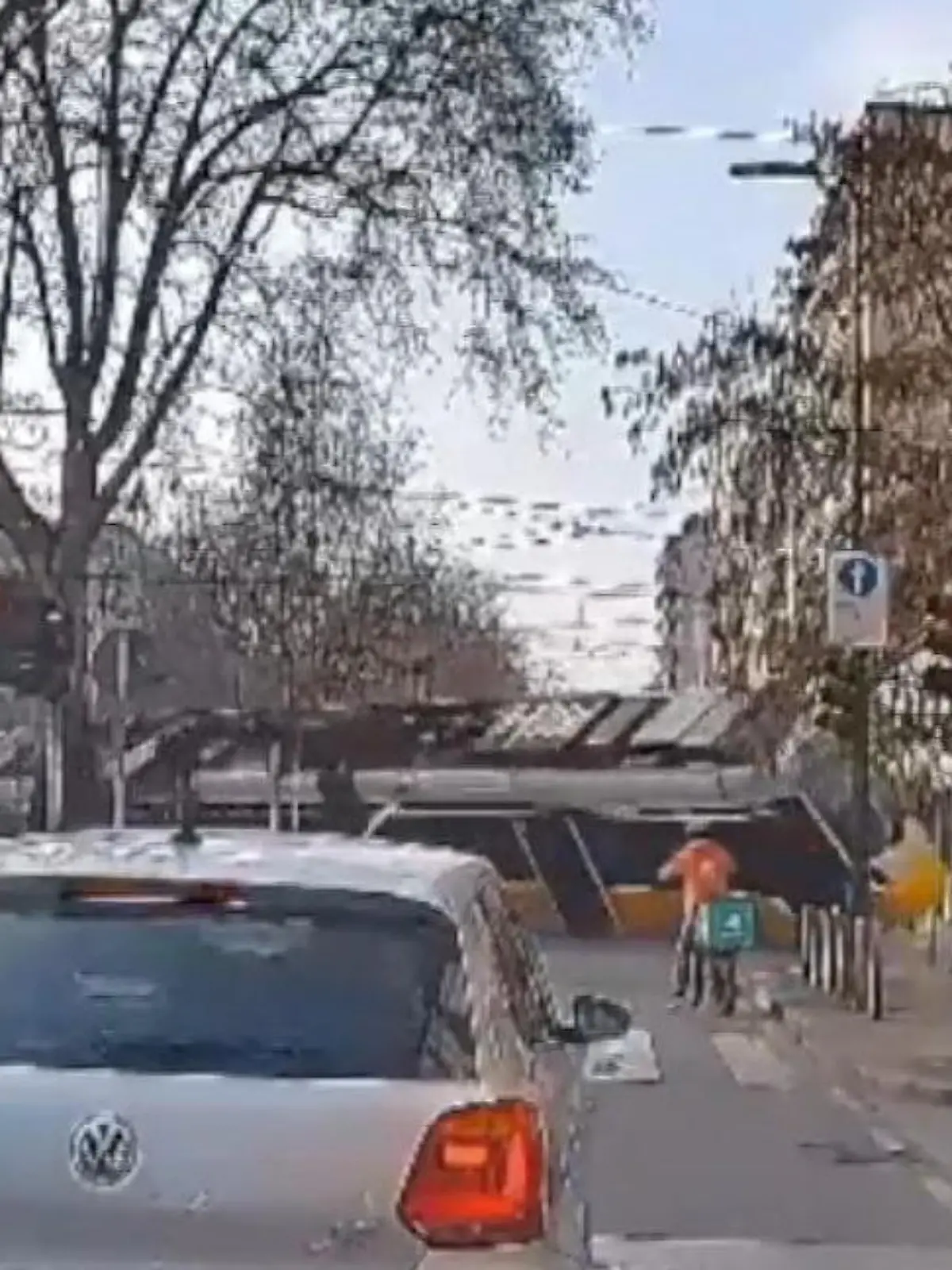 Bild zu: "Tragödie in Mailand! Straßenbahn entgleist und kracht in Gebäude"