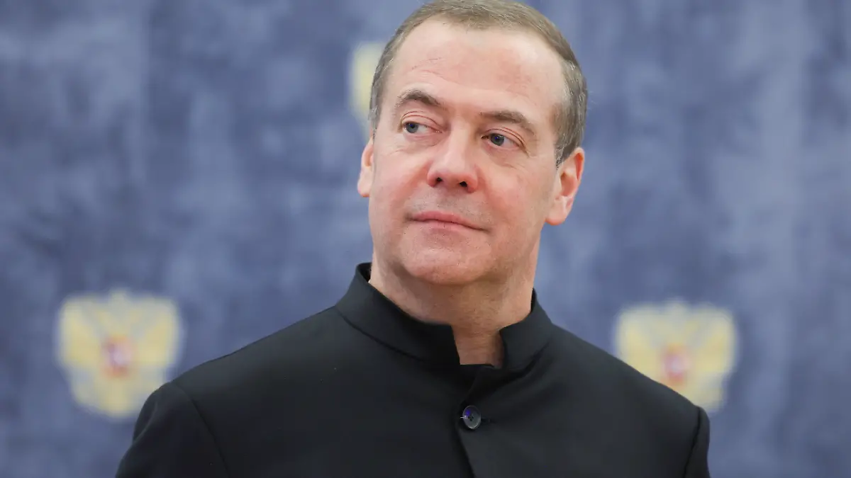 DIESES FOTO WIRD VON DER RUSSISCHEN STAATSAGENTUR TASS ZUR VERFÜGUNG GESTELLT. [RUSSIA, MOSCOW REGION - FEBRUARY 11, 2026: Dmitry Medvedev, Deputy Chairman of the Russian Security Council, Chairman of United Russia, attends a meeting with the partys expert council to prepare the peoples programme for the 2026 State Duma elections, at the Gorki residence. Yekaterina Shtukina/POOL/TASS]