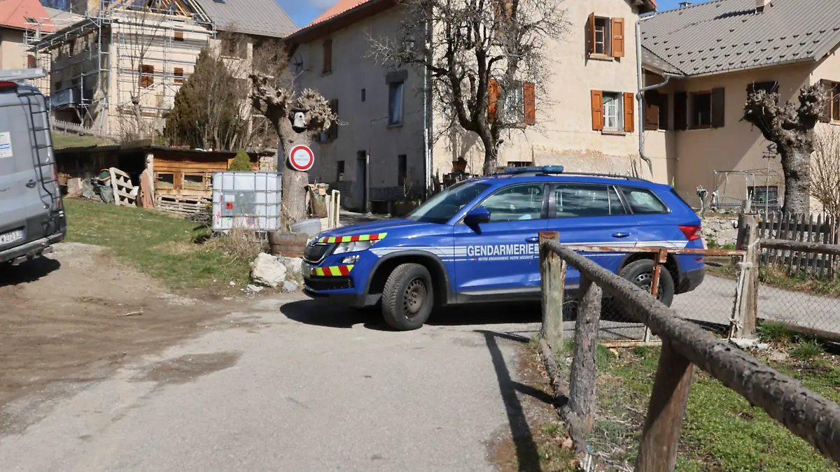 AFFAIRE PETIT ÉMILE VILLAGE DU HAUT VERNET PHOTOPQR LE DAUPHINE Thibaut DURAND Le Vernet 25 03 2025 Le Vernet Alpes de Haute Provence , march 25th 2025 A patrol of gendarmes passes through the village Illustration of the hamlet of Haut Vernet where little Émile disappeared Four members of little Émiles family were taken into custody on Tuesday on charges of voluntary manslaughter and concealment of a corpse Photo Thibaut Durand Le Dauphiné Libéré Le Haut Vernet, France, march 25th 2025 The case of Emile Soleil, two and a half years old at the time of his disappearance on July 8, 2023, in the hamlet of Haut Vernet 04 , and whose death is confirmed by the discovery of bones nearby on March 30, 2024 After the police custody of his maternal gr PUBLICATIONxNOTxINxFRAxBELxSUIxUK Copyright: xPHOTOPQR/LExDAUPHINE/MAXPPPxThibautxDURANDx 20250325JDL6132 20250325JDL6132