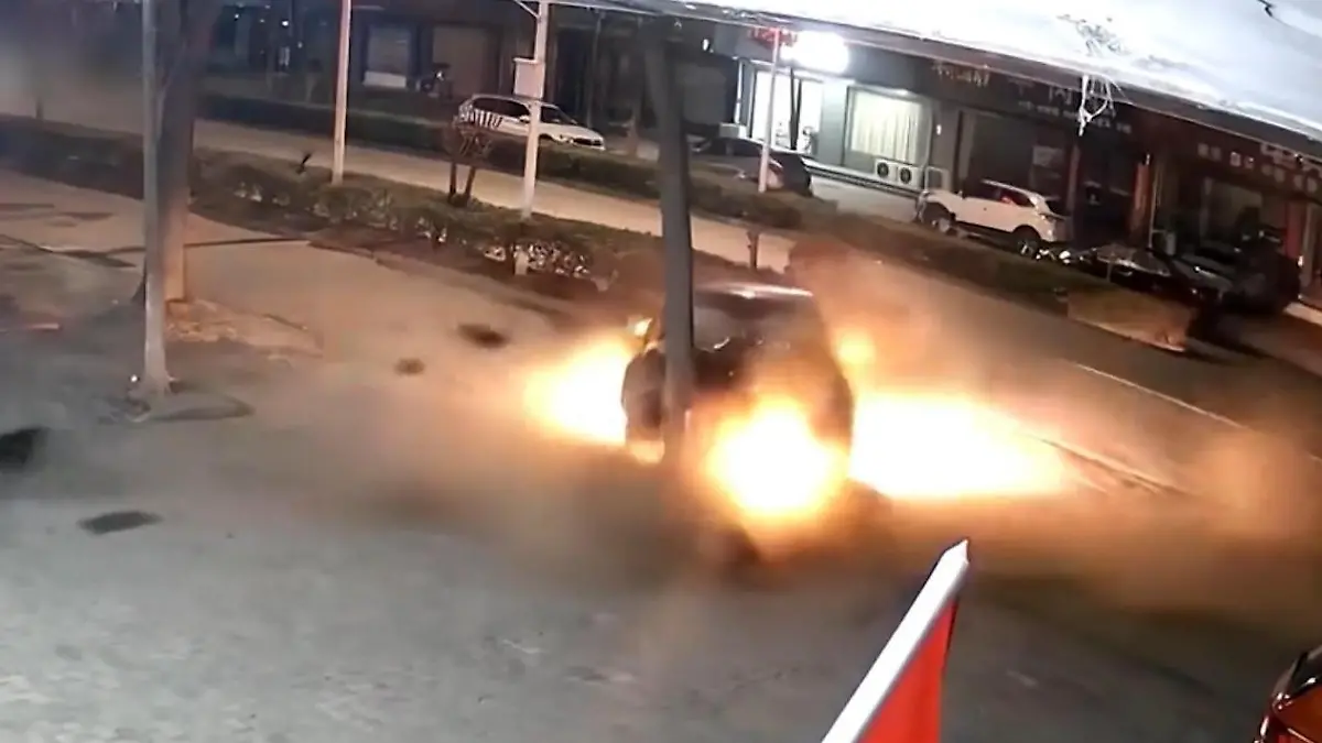 Frau bewusstlos in Feuer-Auto gefangen! Held eilt aus Fußpflegesalon Sie kracht gegen einen Baum