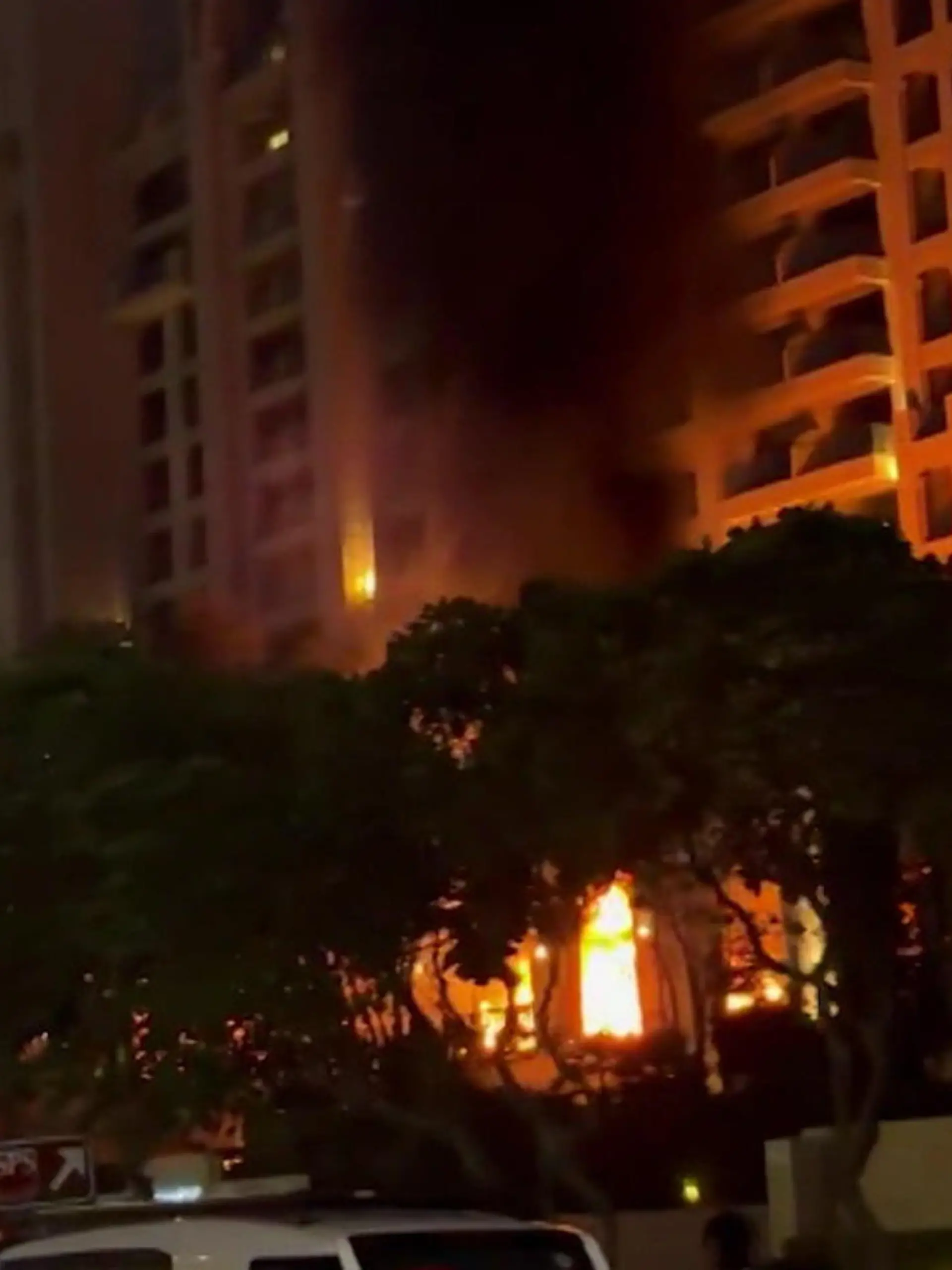 Bild zu: "Explosion! Luxushotel auf „The Palm” in Dubai in Flammen"