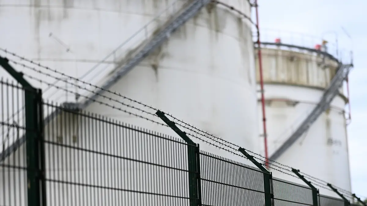 Tanks der BP-Raffinerie in Lingen. Im Fall einer Sperrung der Straße von Hormus könnten Öl- und Gasimporte weltweit unter Druck geraten, mit möglichen Folgen für Energiepreise und Infrastruktur auch in Deutschland.