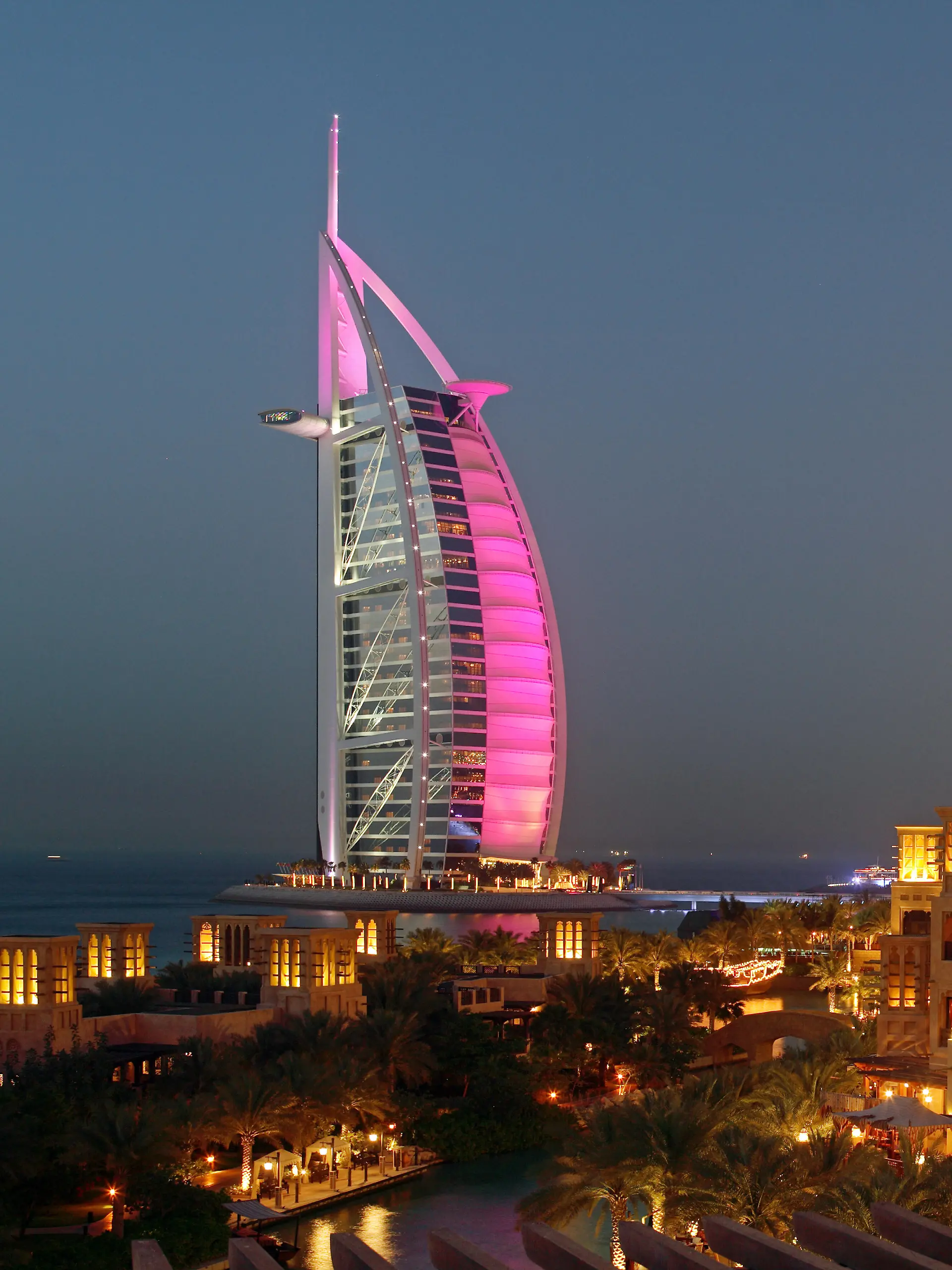 Bild zu: "Feuer an Luxushotel in Dubai – Drohne trifft offenbar weltberühmtes Burj al Arab"