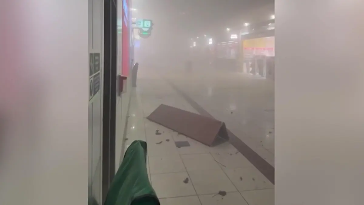 Explosionen und Chaos am Flughafen Dubai – Passagiere sitzen fest! Wichtige Drehkreuze im Nahen Osten geschlossen