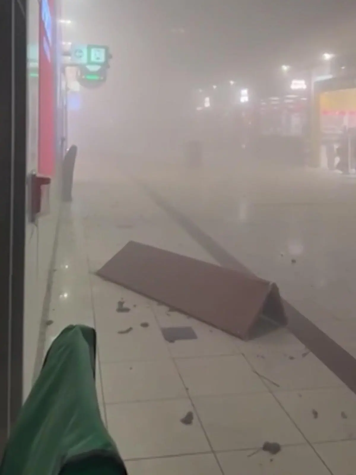 Bild zu: "Explosionen und Chaos am Flughafen Dubai – Passagiere sitzen fest!"