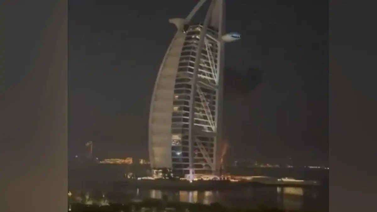 Drohnen-Trümmer treffen weltberühmtes Luxushotel in Dubai – mehrere Stockwerke in Brand! Feuer-Alarm am Burj Al Arab