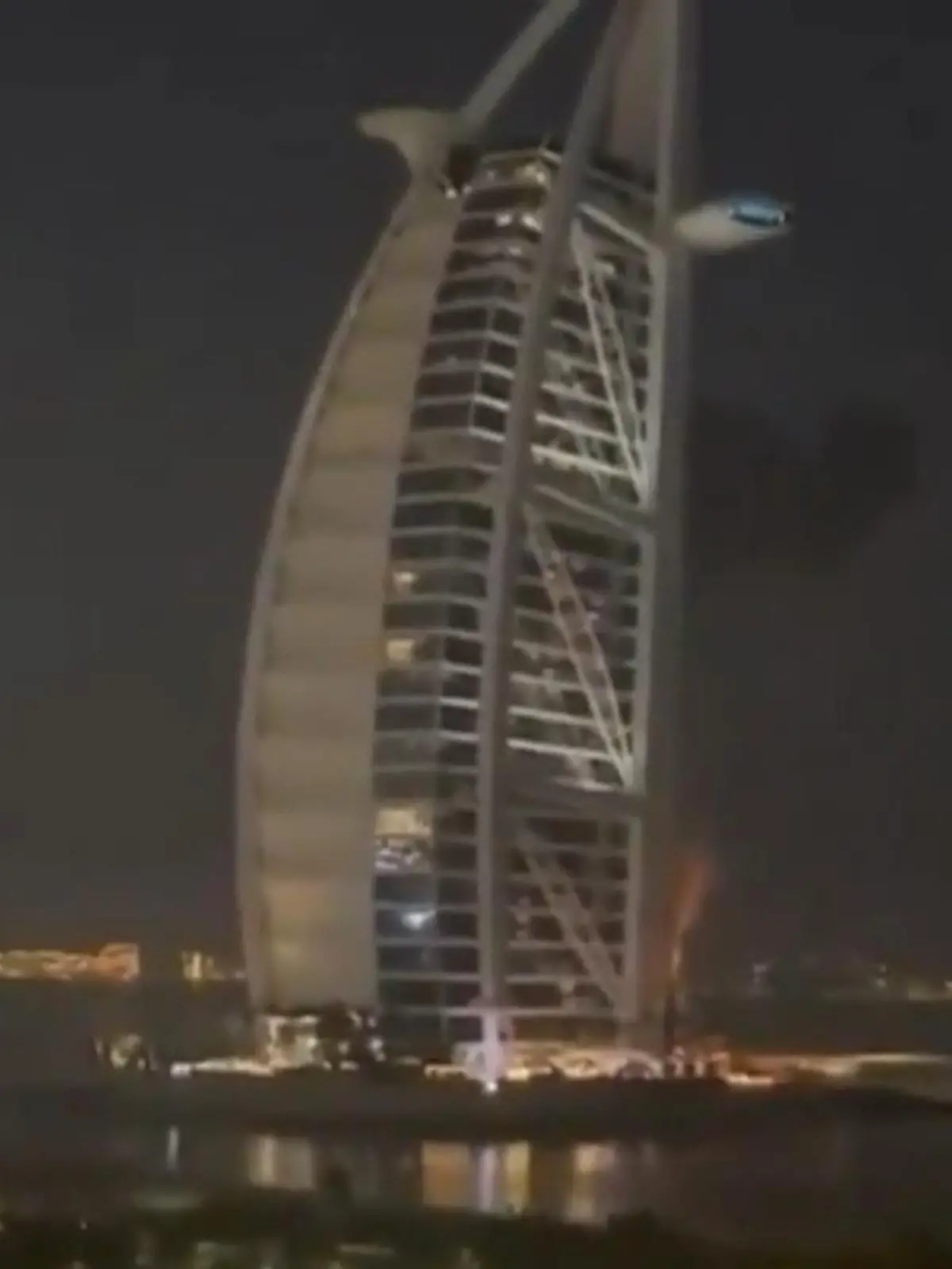 Bild zu: "Drohnen-Trümmer treffen weltberühmtes Luxushotel in Dubai – mehrere Stockwerke in Brand!"