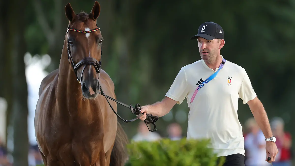 Springreiter Philipp Weishaupt hat von seiner Pferdepflegerin in Doha besorgniserregende Videos erhalten (Archivbild)