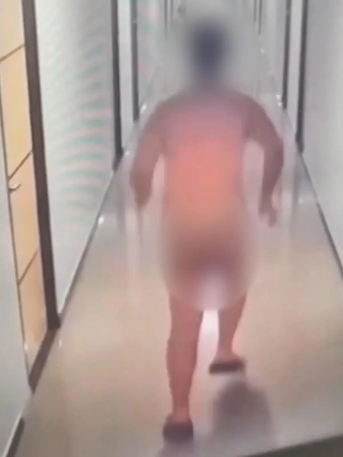 Bild zu: "Hüllenlos durchs Hotel! Touri will Sex – dann rennt er nackt zur Rezeption"