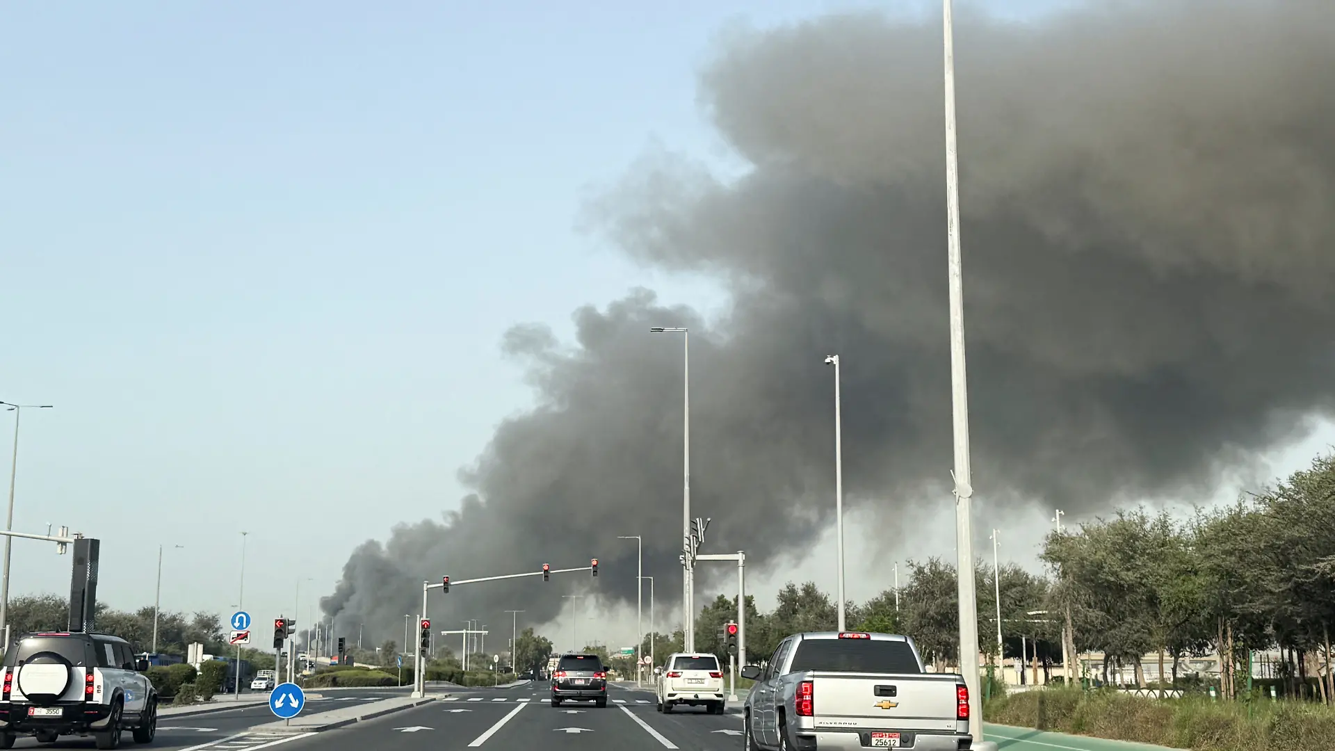 Nach einem iranischen Angriff, der auf US-amerikanische und israelische Luftangriffe auf den Iran folgte, steigt Rauch aus dem Hafen von Zayed in Abu Dhabi, Vereinigte Arabische Emirate, auf (1. März 2026). (Foto mit dem Handy aufgenommen. REUTERS/Abdelhadi Ramahi)