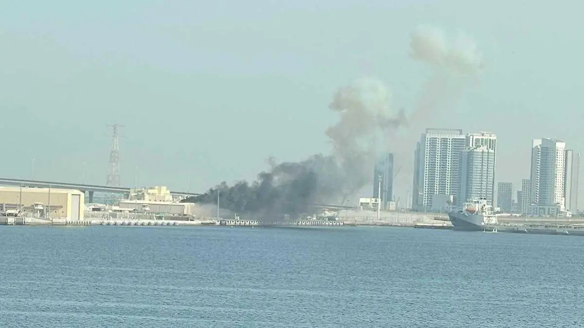 Rauch steigt neben der „Mein Schiff 4” auf. Das Kreuzfahrtschiff liegt im Hafen von Abu Dhabi. In der Nähe hat es offensichtlich einen Drohneneinschlag gegeben.