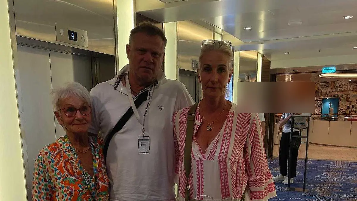 Die Urlauber Heike Hallatsch, Miachel Schäfer und Tanja Hallatsch erlebten den Einschlag vermutlich einer Drohne in der Nähe der „Mein Schiff 4” in Abu Dhabi mit.