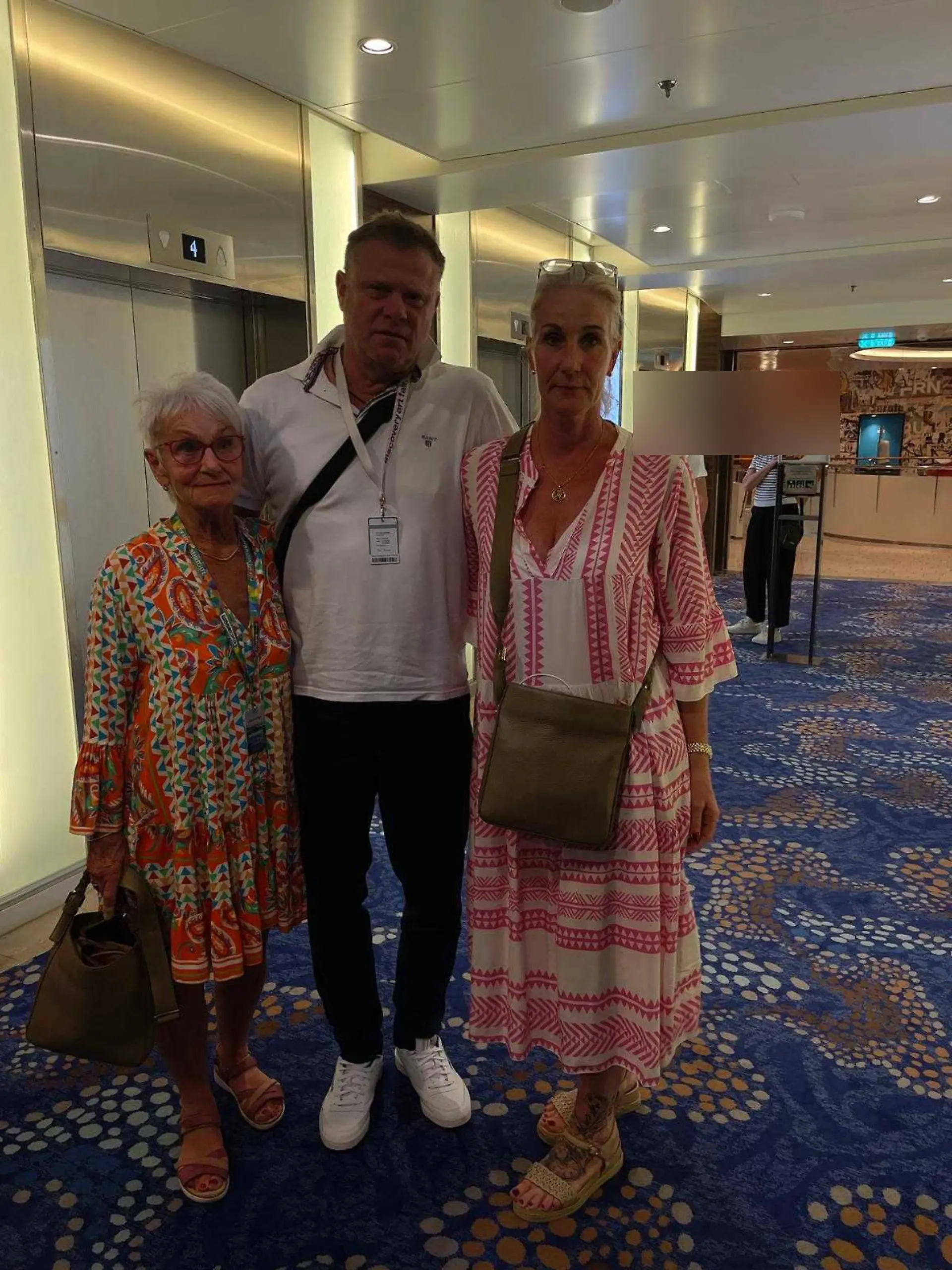 Die Urlauber Heike Hallatsch, Miachel Schäfer und Tanja Hallatsch erlebten den Einschlag vermutlich einer Drohne in der Nähe der „Mein Schiff 4” in Abu Dhabi mit.