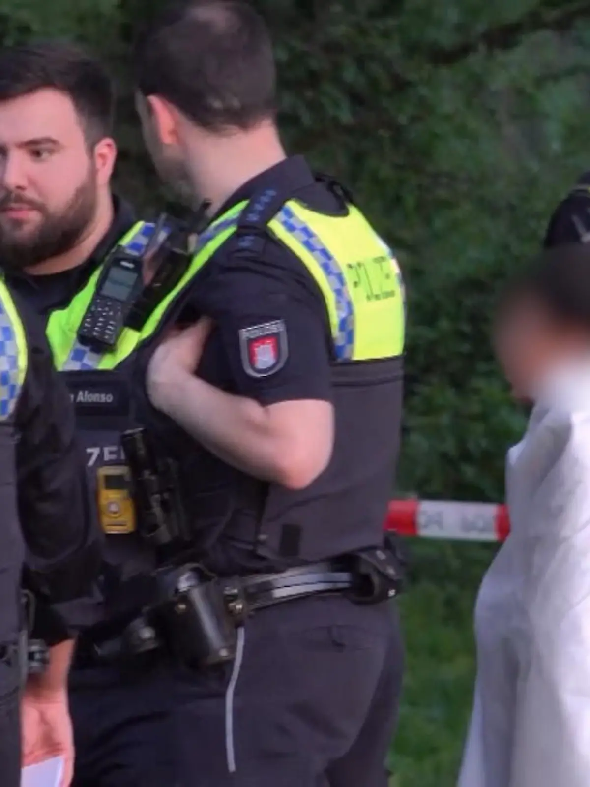 Im Hamburger Elbpark kam es am Samstagabend zu bangen Minuten. Ein Dreijähriger entfernte sich unentdeckt von seiner Familie und stürzte in de n angrenzenden Fluss. Dort fand und rettet ihn sein Cousin - der kleine Junge musste daraufhin reanimiert werden. Der Zustand des Kindes ist noch immer kritisch.