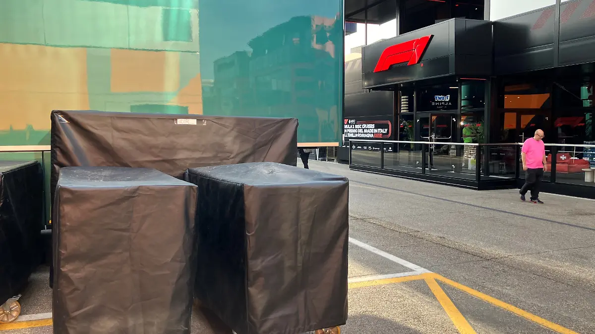 Transportkisten stehen vor dem Formel-1-Motorhome im Fahrerlager. (zu dpa: «Formel 1 logistisch gefordert - Melbourne-Boss unbesorgt») +++ dpa-Bildfunk +++