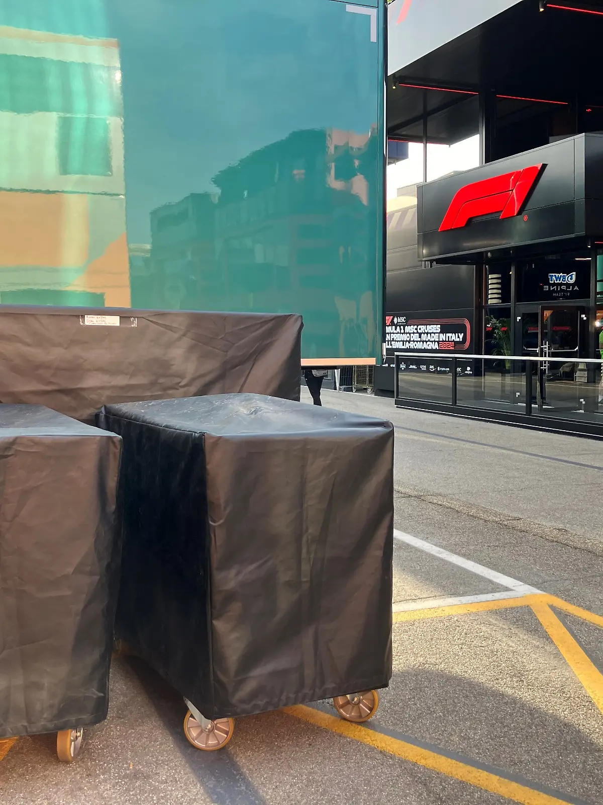 Transportkisten stehen vor dem Formel-1-Motorhome im Fahrerlager. (zu dpa: «Formel 1 logistisch gefordert - Melbourne-Boss unbesorgt») +++ dpa-Bildfunk +++