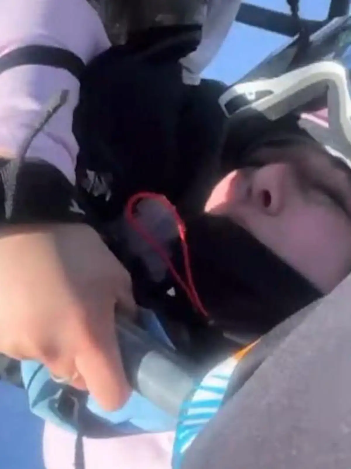 Bild zu: "Zwei Minuten Todesangst! Frau (21) baumelt am Skilift – in 20 Metern Höhe"