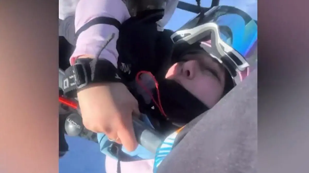 Zwei Minuten Todesangst! Frau (21) baumelt am Skilift – in 20 Metern Höhe Freundinnen erleben Horror-Trip