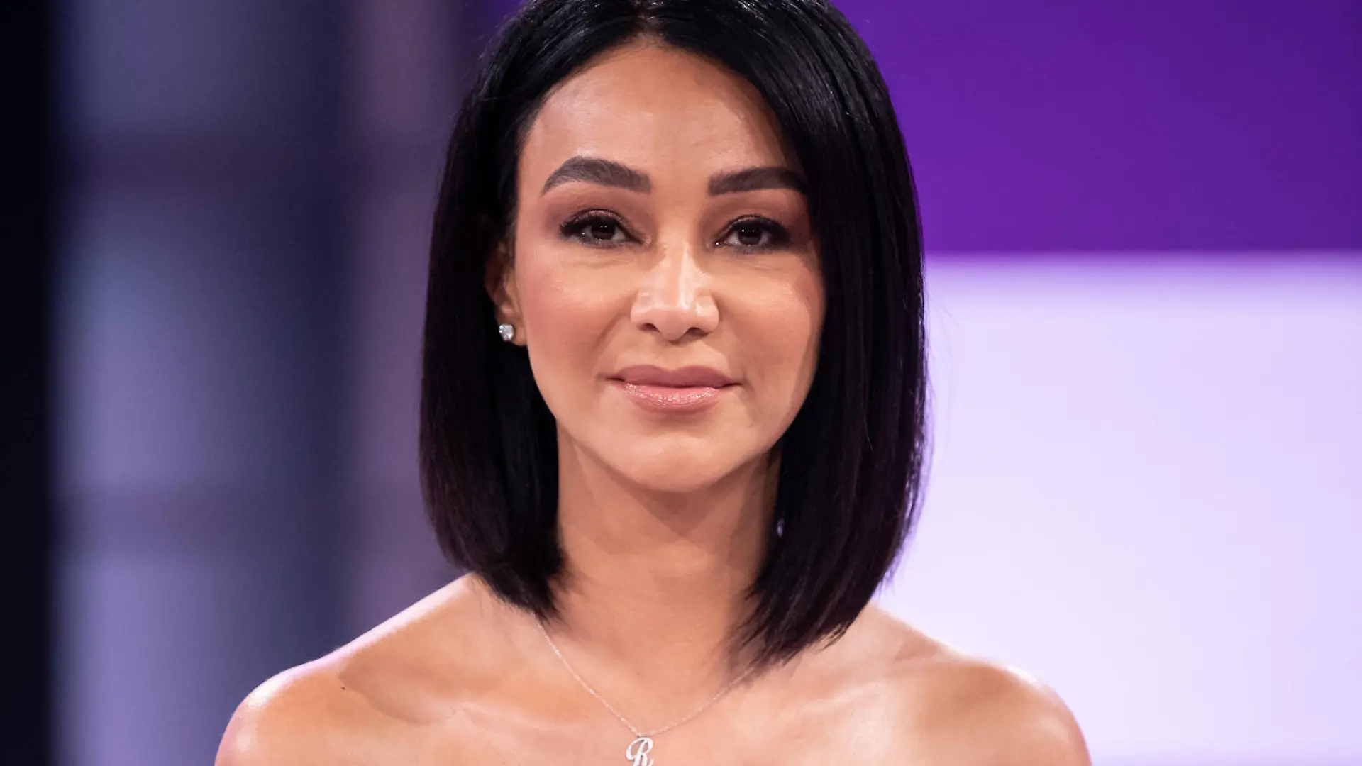 29.09.2020, Bayern, Unterföhring: Verona Pooth, Moderatorin, blickt in einem Studio des Fernsehsenders Sky in die Kamera. Pooth wird neues Werbegesicht des Senders. Foto: Matthias Balk/dpa +++ dpa-Bildfunk +++