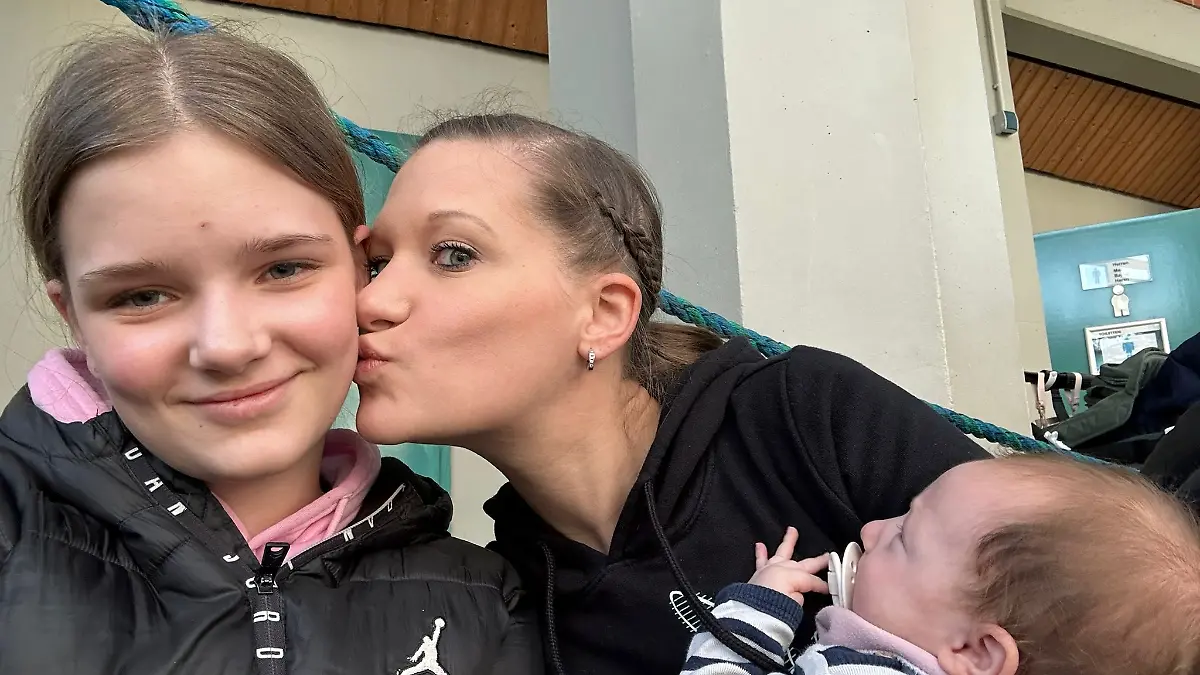 Mama Cassandra Hendelkens trauert um ihre 13-jährige Tochter Lena (l.).