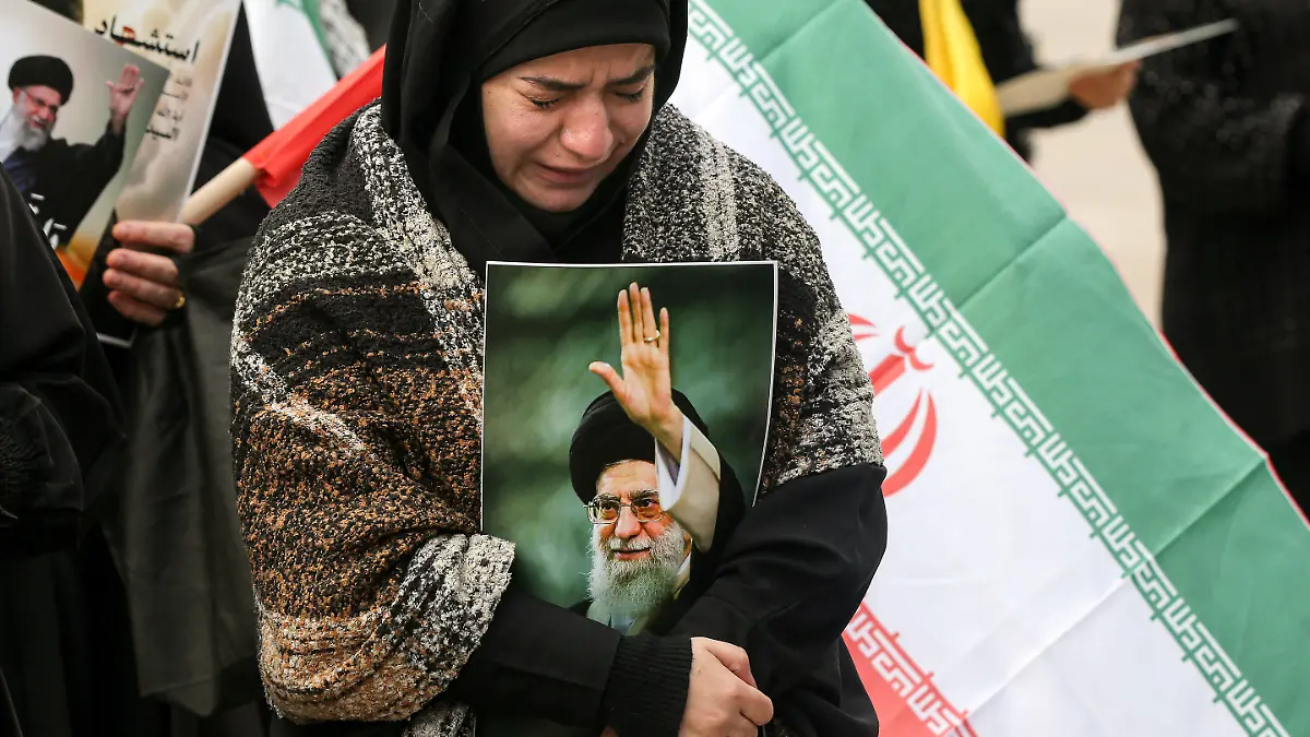Ein pro-iranischer Hisbollah-Anhänger, der ein Bild des iranischen Obersten Führers Ajatollah Ali Chamenei in der Hand hält, weint während einer Kundgebung. +++ dpa-Bildfunk +++