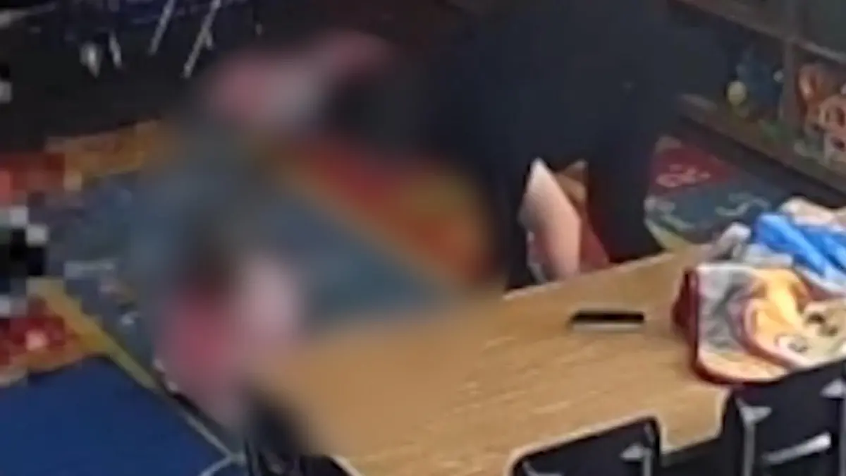 Kita-Mitarbeiterin schlägt, tritt und zerrt an Kindern – Festnahme! Überwachungskamera überführt sie