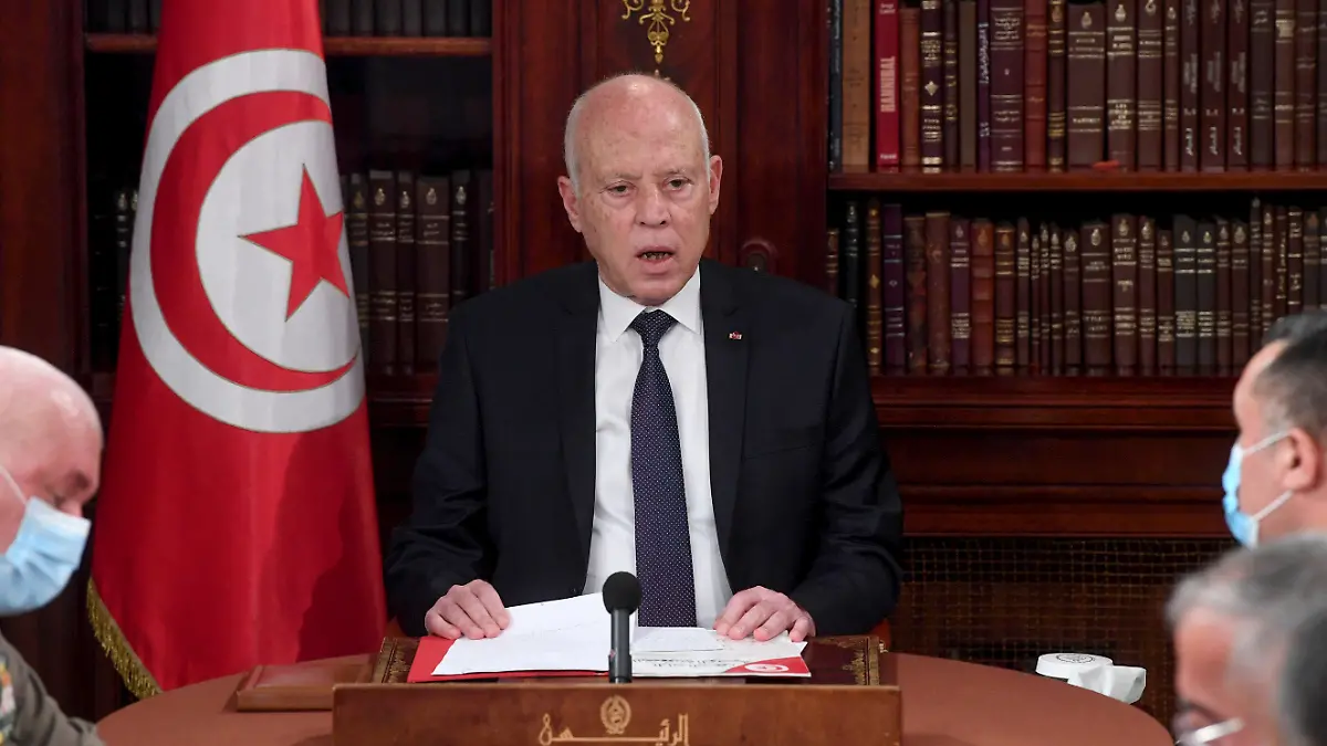 25.07.2021, Tunesien, Tunis: Kais Saied (M), Präsident von Tunesien, leitet ein Sicherheitstreffen mit Mitgliedern der Armee und Polizei. Saied hat in einem umstrittenen Schritt Regierungschef Mechichi abgesetzt, die Arbeit des Parlaments für zunächst 30 Tage eingefroren und die Immunität aller Abgeordneten aufgehoben. Foto: Hedi Azouz/AP/dpa +++ dpa-Bildfunk +++