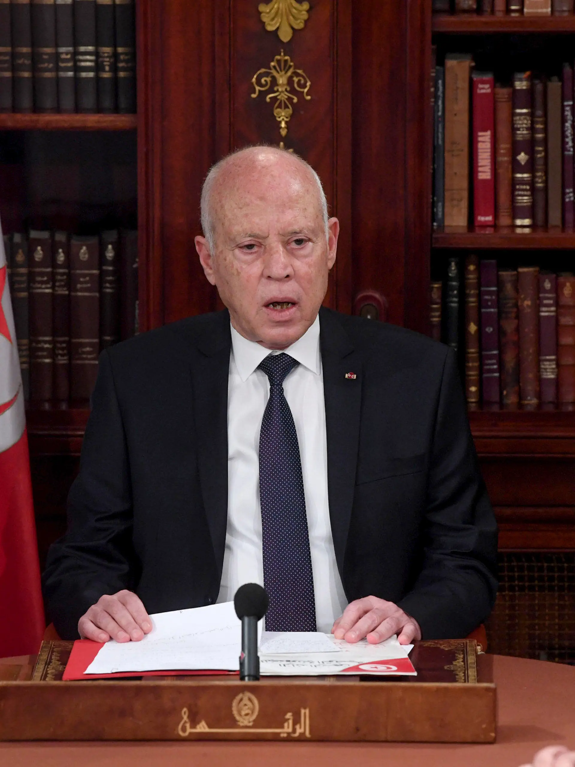25.07.2021, Tunesien, Tunis: Kais Saied (M), Präsident von Tunesien, leitet ein Sicherheitstreffen mit Mitgliedern der Armee und Polizei. Saied hat in einem umstrittenen Schritt Regierungschef Mechichi abgesetzt, die Arbeit des Parlaments für zunächst 30 Tage eingefroren und die Immunität aller Abgeordneten aufgehoben. Foto: Hedi Azouz/AP/dpa +++ dpa-Bildfunk +++
