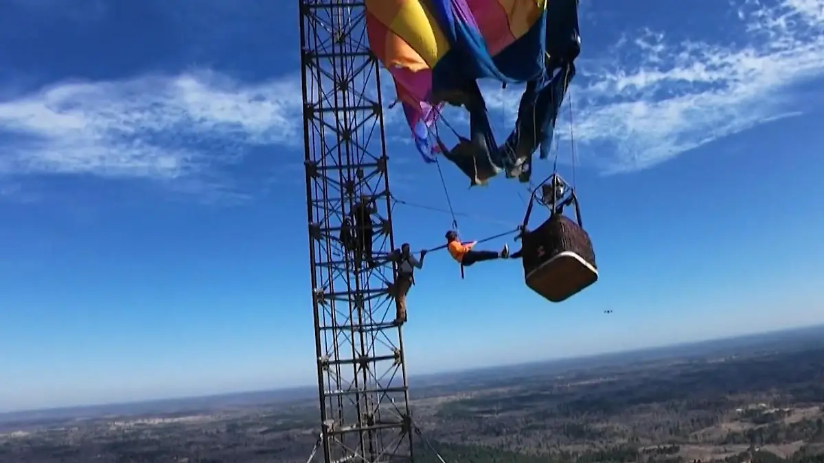 Heißluftballon bleibt an Antennenmast hängen – zwei Menschen in Lebensgefahr! Rettung am seidenen Faden