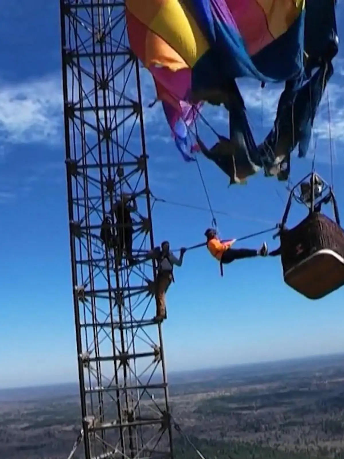 Bild zu: "Heißluftballon bleibt an Antennenmast hängen – zwei Menschen in Lebensgefahr!"