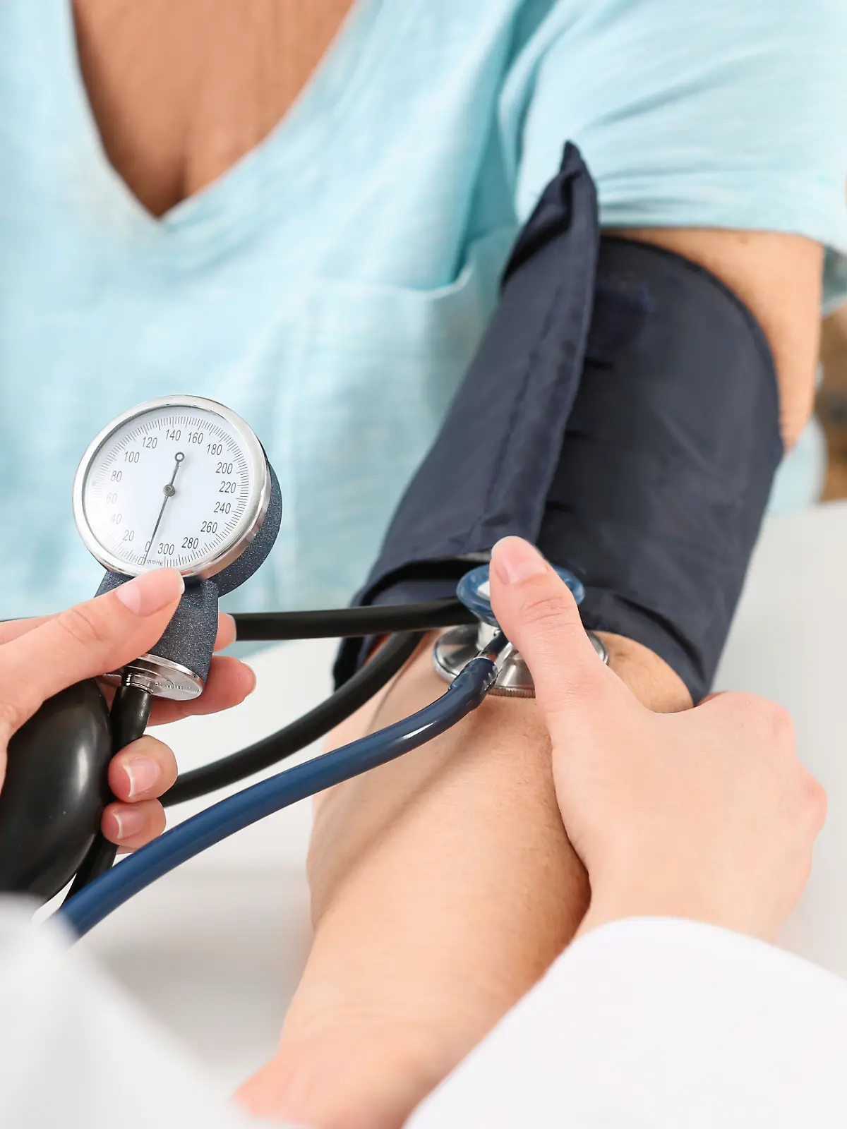 Krankenschwester misst den Blutdruck einer älteren Dame am Tisch, Nahaufnahme. Unterstützung der älteren Generation.