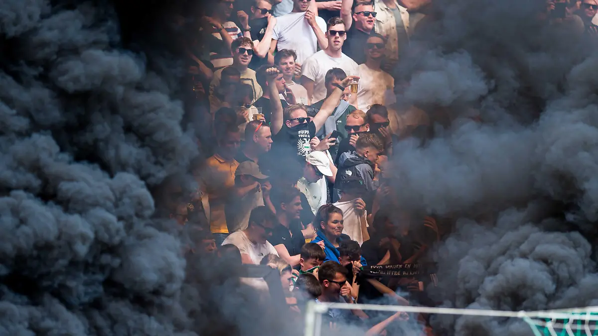 2023-05-14 14:33:36 GRONINGEN Fans des FC Groningen inmitten der Rauchwolken während des niederländischen Premier-League-Spiels zwischen dem FC Groningen und Ajax im Euroborg-Stadion am 14. Mai 2023 in Groningen, Niederlande. ANP COR LASKER