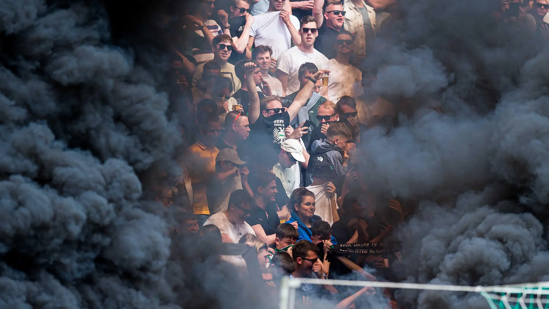 2023-05-14 14:33:36 GRONINGEN Fans des FC Groningen inmitten der Rauchwolken während des niederländischen Premier-League-Spiels zwischen dem FC Groningen und Ajax im Euroborg-Stadion am 14. Mai 2023 in Groningen, Niederlande. ANP COR LASKER
