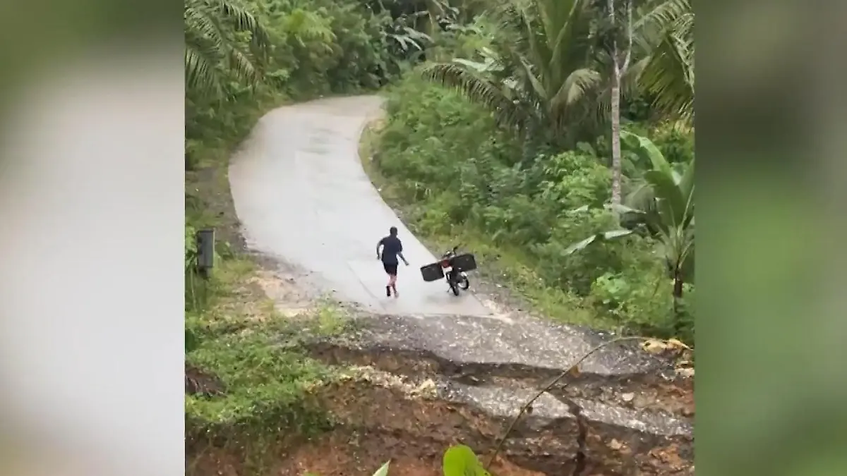 Plötzlich bricht die Straße weg – direkt hinter Motorradfahrer! Erdrutsch auf den Philippinen