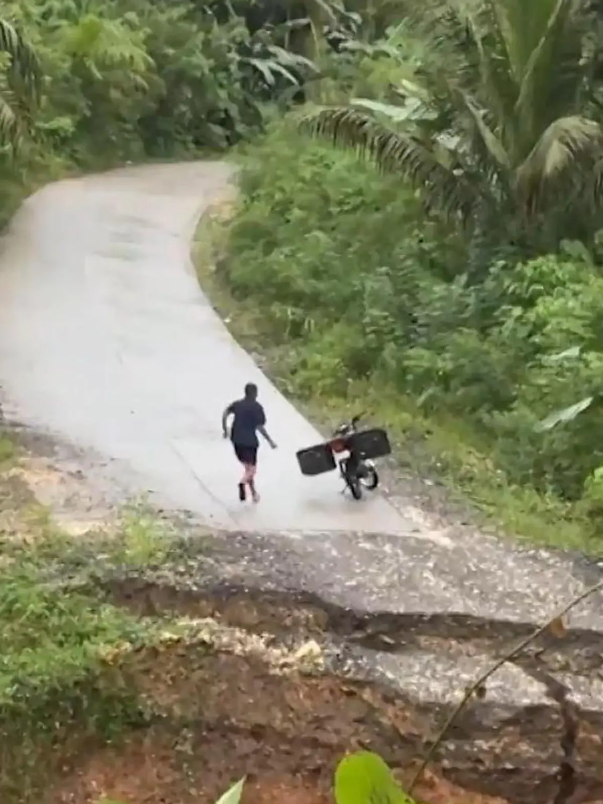 Bild zu: "Plötzlich bricht die Straße weg – direkt hinter Motorradfahrer!"