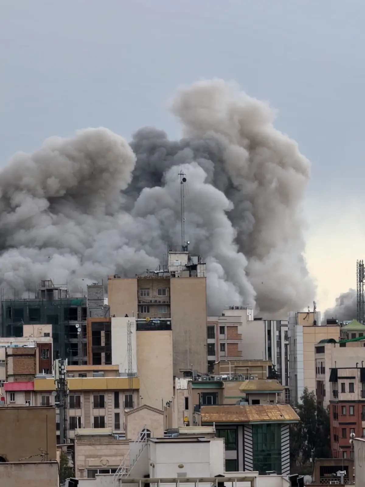 Eine Rauchwolke steigt nach einer Explosion in Teheran auf. +++ dpa-Bildfunk +++