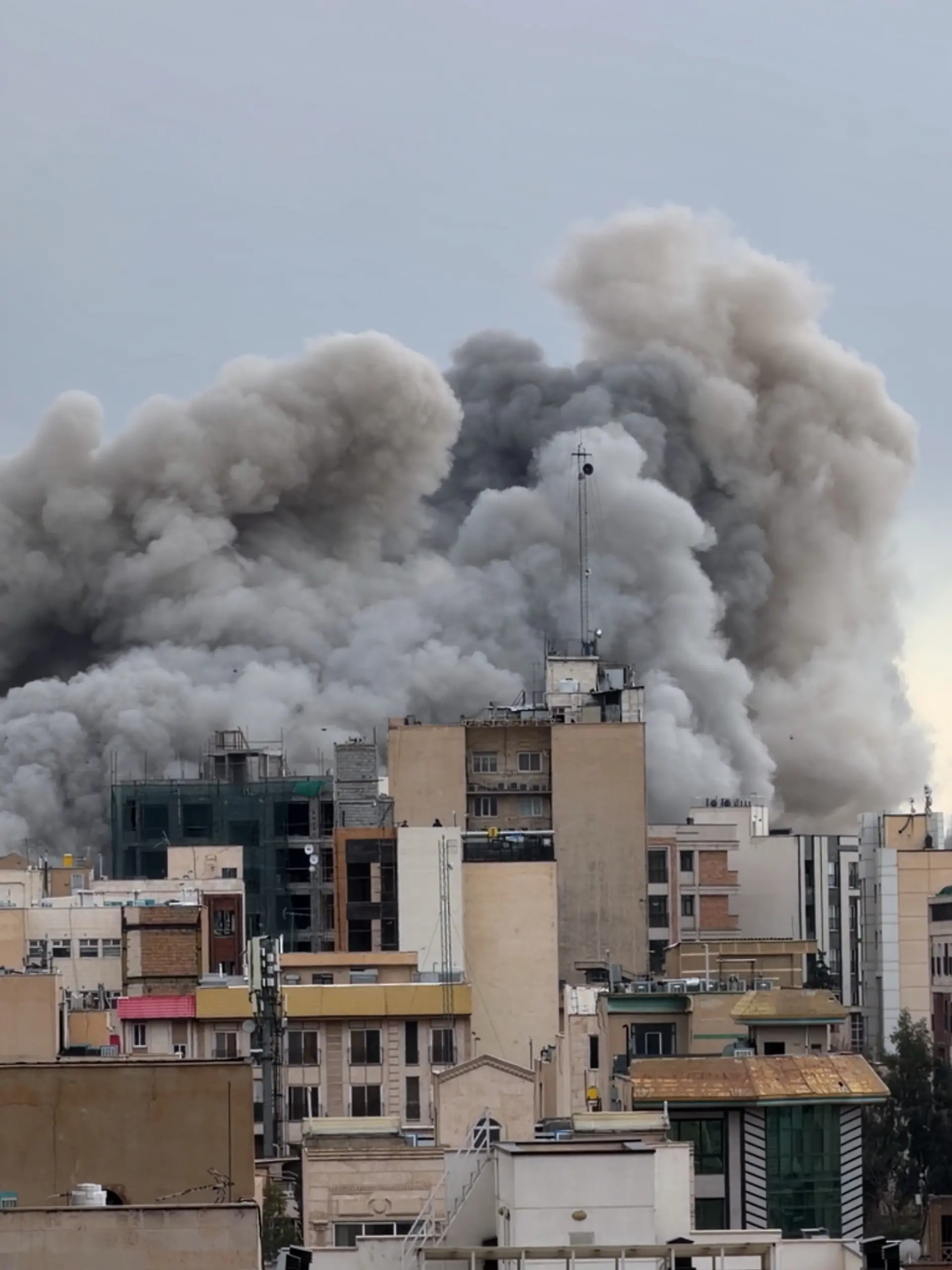 Eine Rauchwolke steigt nach einer Explosion in Teheran auf. +++ dpa-Bildfunk +++