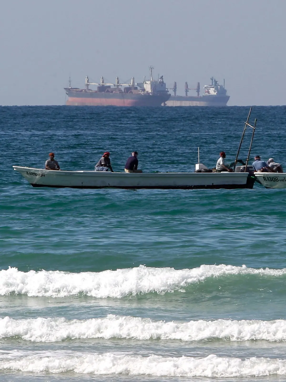 Bild zu: "Auswirkungen des Iran-Angriffs: Deutsche Schiffe hängen fest"