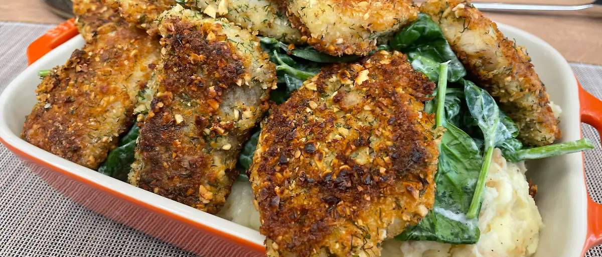 Fischstäbchen auf Spinatsalat und Kartoffelstampf mit Röstzwiebeln von Sternekoch Alexander Lorenz