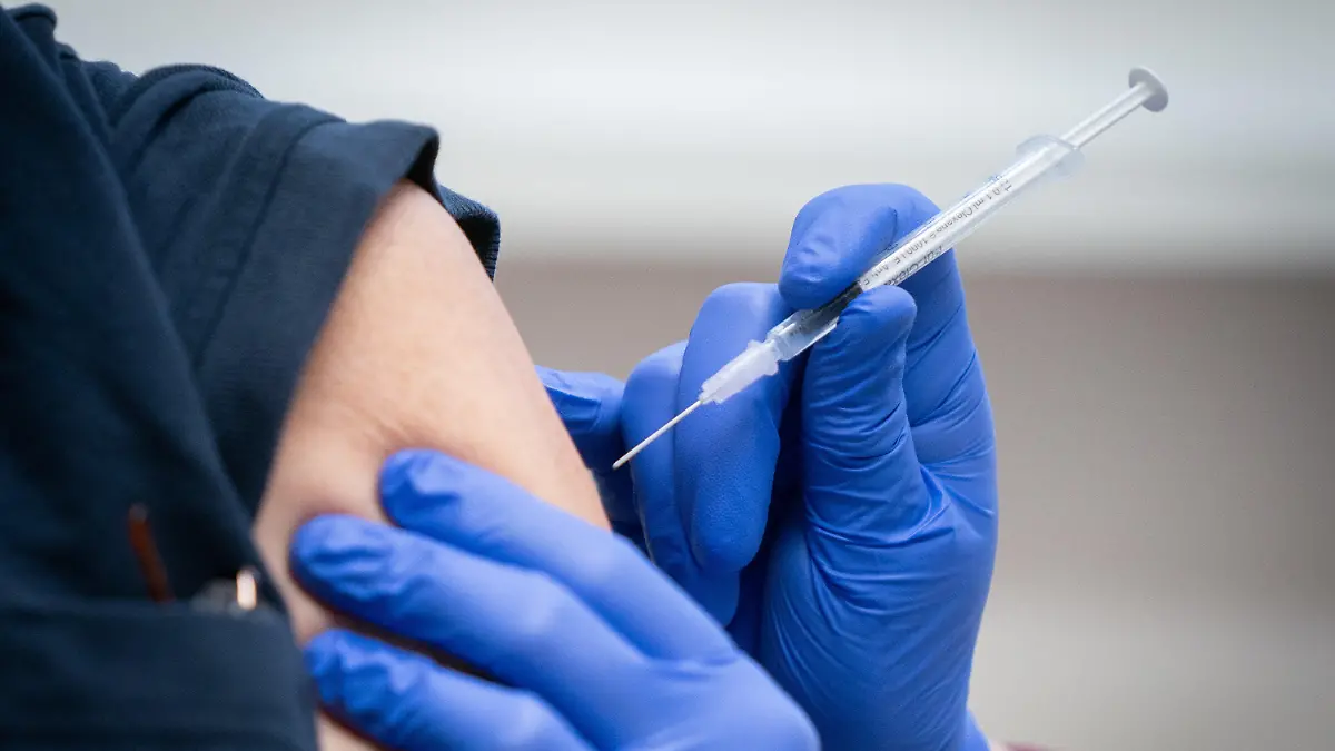 ARCHIV - 13.01.2021, Berlin: Eine Pflegekraft wird im Rahmen der Mitarbeiter-Impfung im Krankenhaus Bethel Berlin gegen das Corona-Virus geimpft. In der Diskussion ist, ob für Geimpfte während der Corona-Pandemie weiterhin die gleichen Regeln gelten sollen wie für Nicht-Geimpfte. (Zun dpa «Mehr Freiheiten für Geimpfte? - Viel Zustimmung bei Berlins Parteien») Foto: Kay Nietfeld/dpa +++ dpa-Bildfunk +++