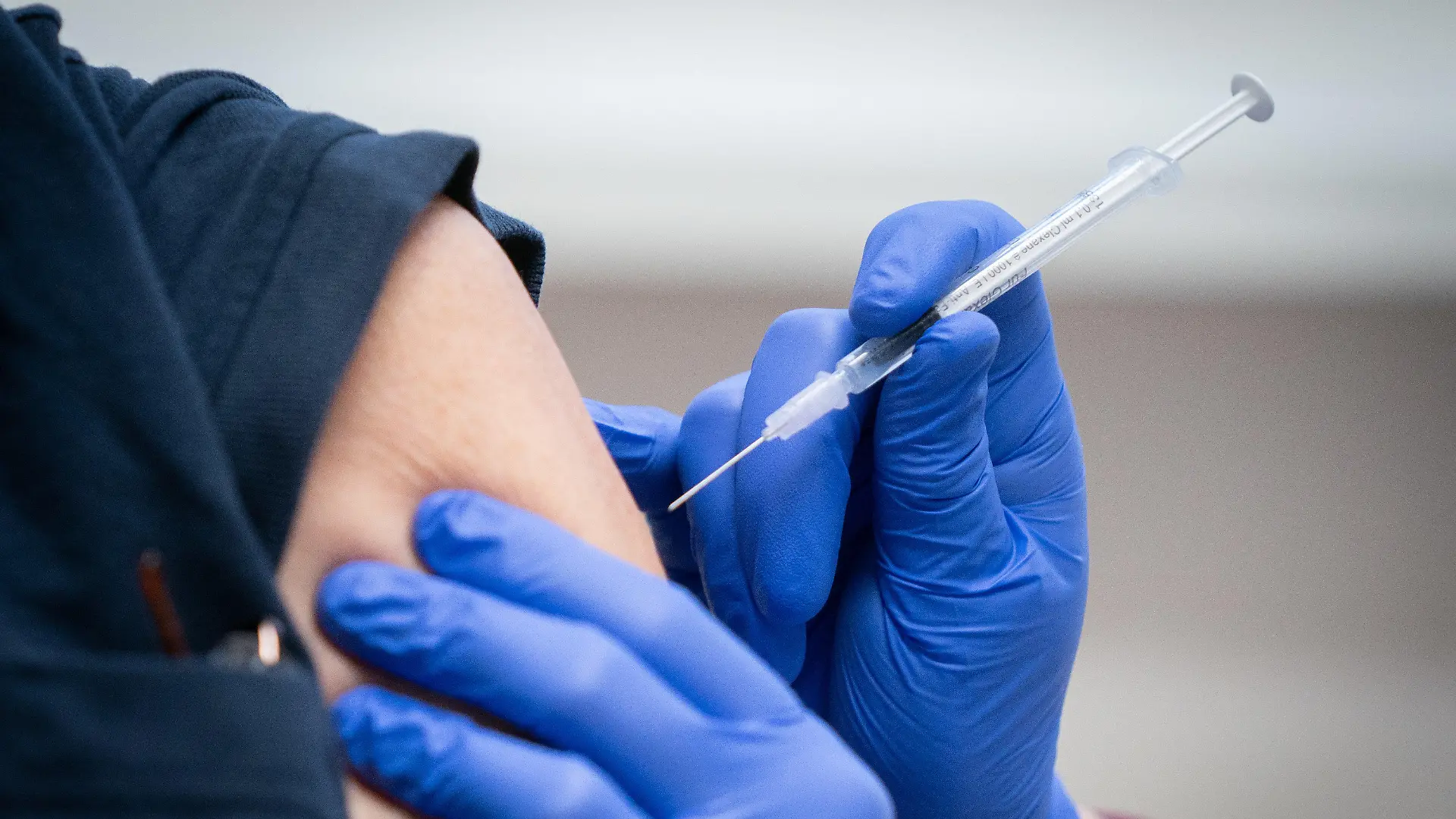 ARCHIV - 13.01.2021, Berlin: Eine Pflegekraft wird im Rahmen der Mitarbeiter-Impfung im Krankenhaus Bethel Berlin gegen das Corona-Virus geimpft. In der Diskussion ist, ob für Geimpfte während der Corona-Pandemie weiterhin die gleichen Regeln gelten sollen wie für Nicht-Geimpfte. (Zun dpa «Mehr Freiheiten für Geimpfte? - Viel Zustimmung bei Berlins Parteien») Foto: Kay Nietfeld/dpa +++ dpa-Bildfunk +++