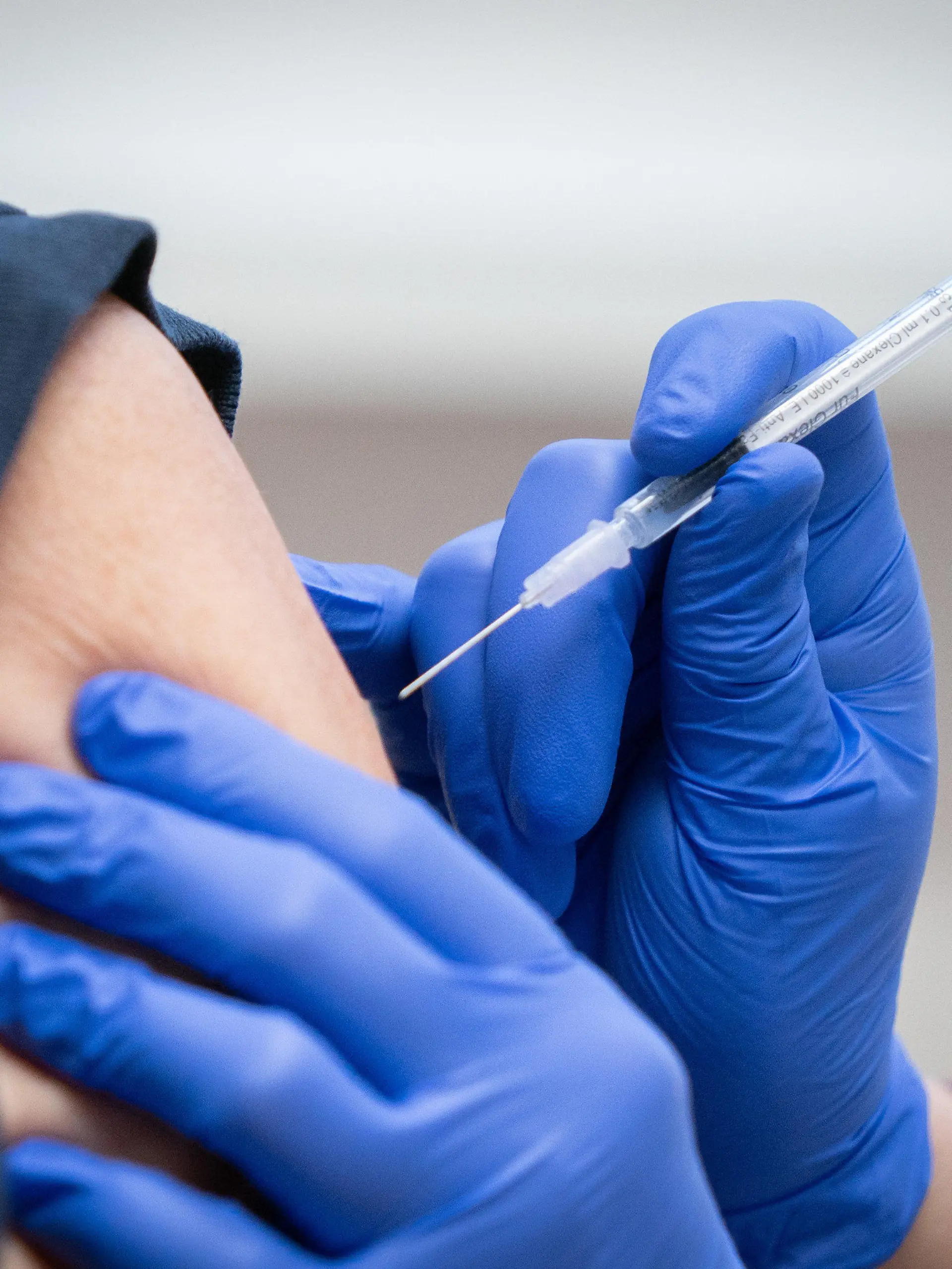 ARCHIV - 13.01.2021, Berlin: Eine Pflegekraft wird im Rahmen der Mitarbeiter-Impfung im Krankenhaus Bethel Berlin gegen das Corona-Virus geimpft. In der Diskussion ist, ob für Geimpfte während der Corona-Pandemie weiterhin die gleichen Regeln gelten sollen wie für Nicht-Geimpfte. (Zun dpa «Mehr Freiheiten für Geimpfte? - Viel Zustimmung bei Berlins Parteien») Foto: Kay Nietfeld/dpa +++ dpa-Bildfunk +++