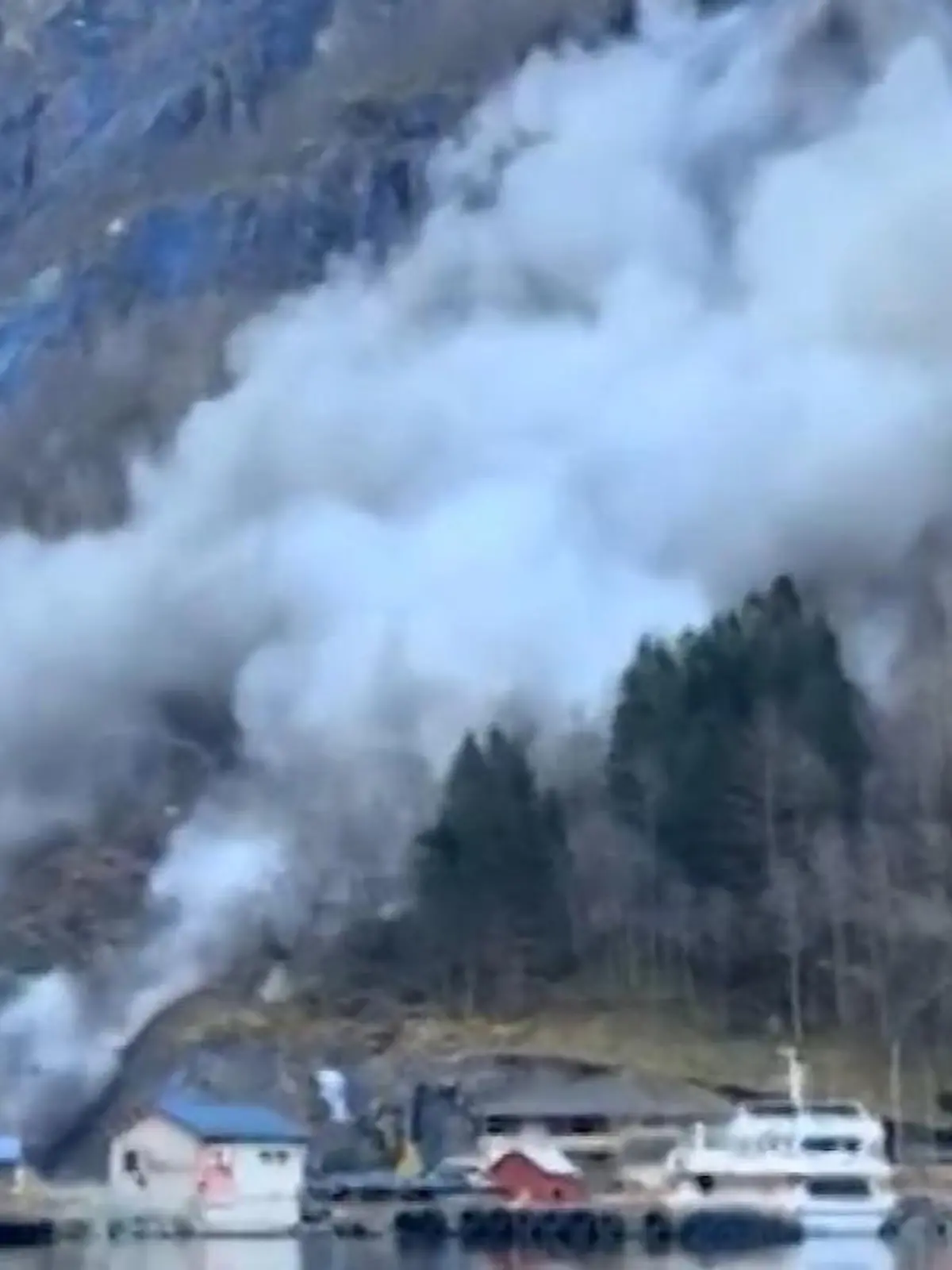 Bild zu: "Tonnenweise Gestein! Gewaltige Felslawine donnert auf Gebäude zu"