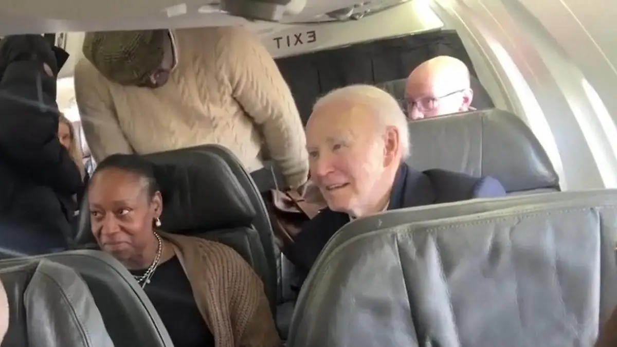Joe Biden erstaunt – hier fliegt der frühere US-Präsident Holzklasse! Am Flughafen in Washington D. C.