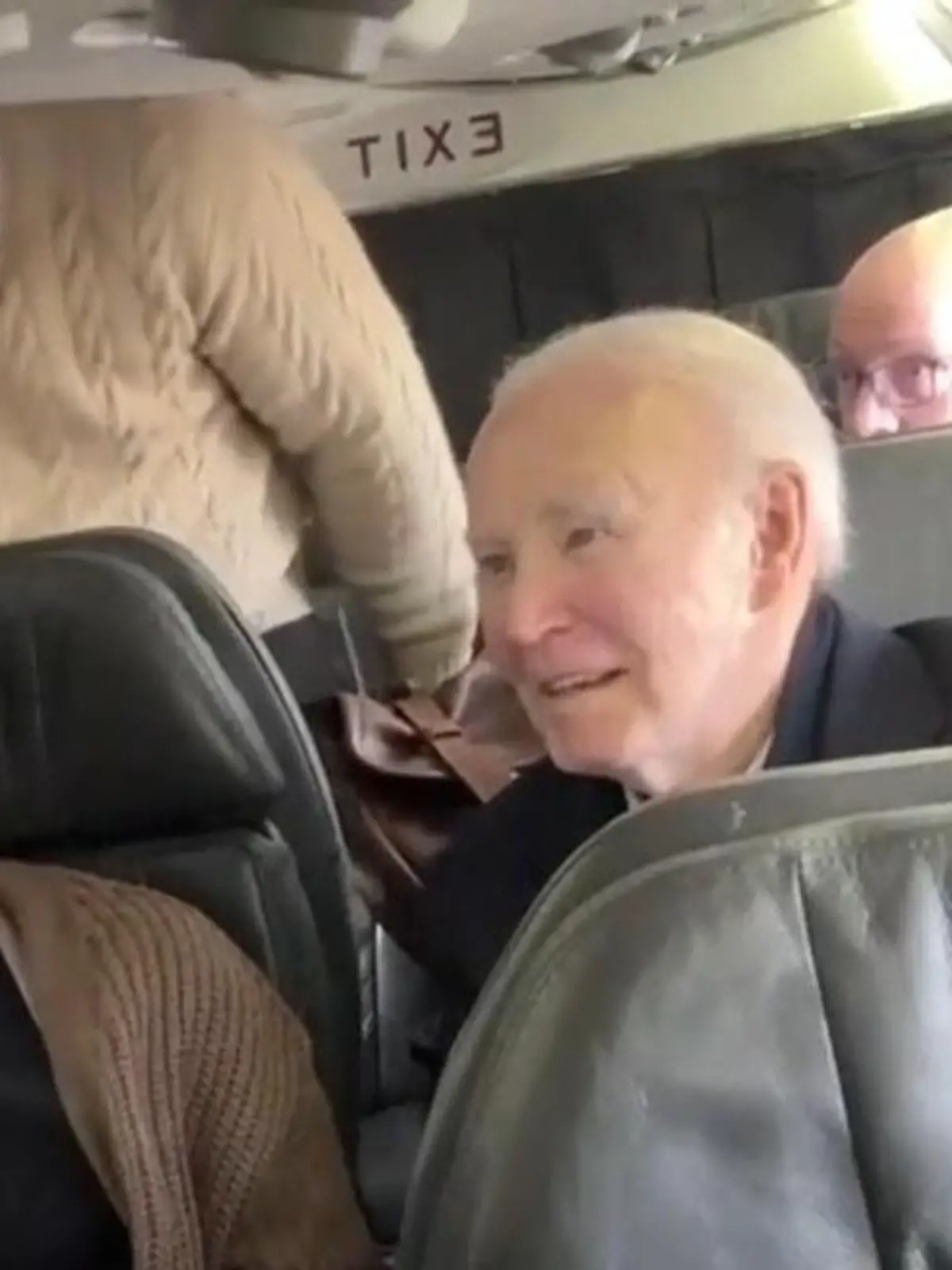 Bild zu: "Joe Biden erstaunt – hier fliegt der frühere US-Präsident Holzklasse!"