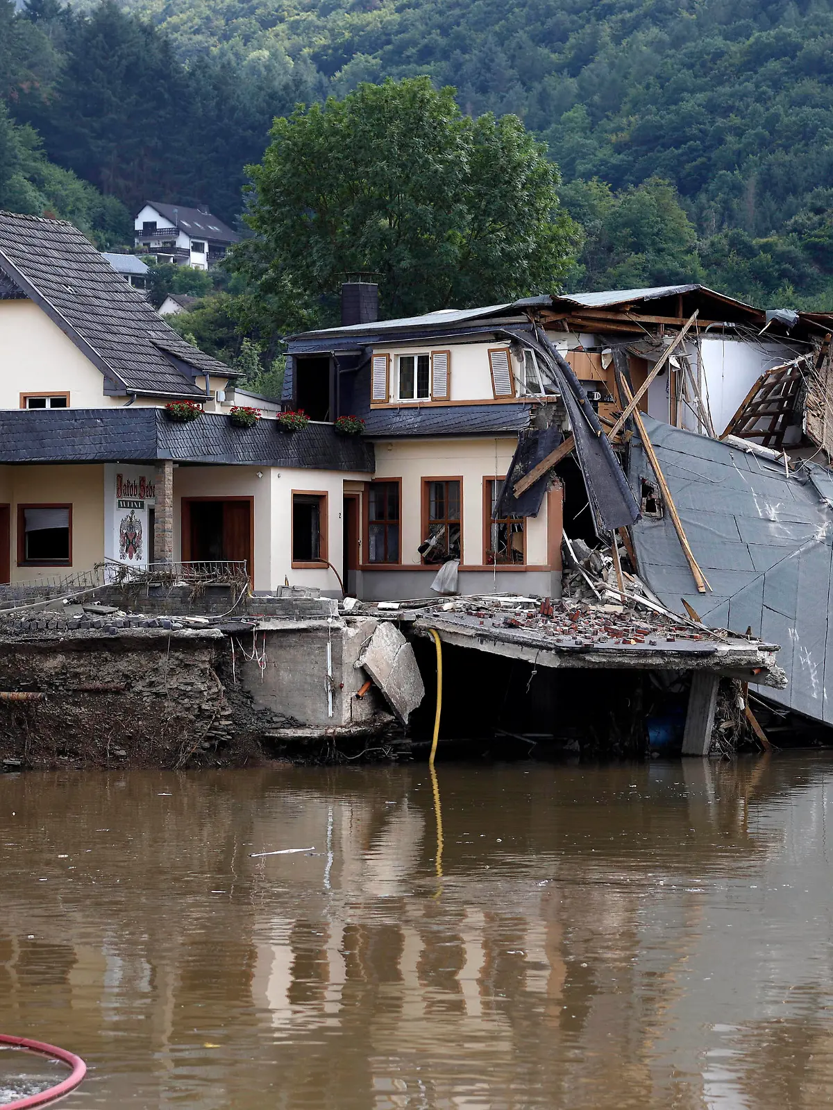 Nach dem Jahrhunderthochwasser in der Eifel durch heftige Regenfälle und Dauerregen mit Überschwemmungen und Überflutungen haben die Aufräumarbeiten im Ahrtal begonnen. Einheiten von Polizei, THW, Bundeswehr und Feuerwehr mitsamt vielen freiwilligen Helfern räumen Straßen, entfernen Schutt und Schlamm und versorgen die Menschen. Im Bild Häuser und Treibgut in der Ortschaft Rech, in der die Flut viele Häuser zerstörte, 22.07.2021 *** After the flood of the century in the Eifel due to heavy rainfall and continuous rain with flooding, the clean-up work in the Ahr valley has begun Units of the police, THW, German Federal Armed Forces and fire brigade together with many volunteers clear roads, remove debris and mud and provide for the p Foto:xC.xHardtx/xFuturexImage 