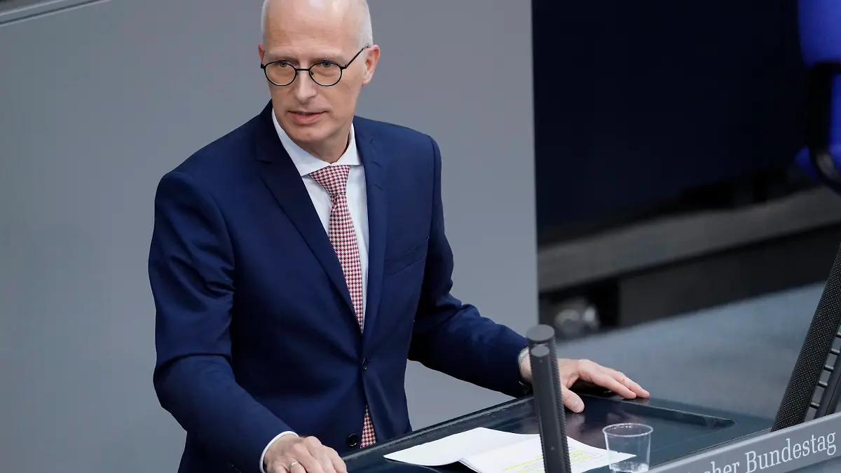  233. Bundestagssitzung und Debatte Aktuell, 22.04.2021, Berlin, Erster Buergermeister Peter Tschentscher SPD von Hamburg im Plenum bei der 233. Sitzung des Deutschen Bundestag in Berlin Berlin Berlin Deutschland *** 233 Bundestag session and debate Current, 22 04 2021, Berlin, First Mayor Peter Tschentscher SPD of Hamburg in the plenum at the 233 session of the German Bundestag in Berlin Berlin Germany