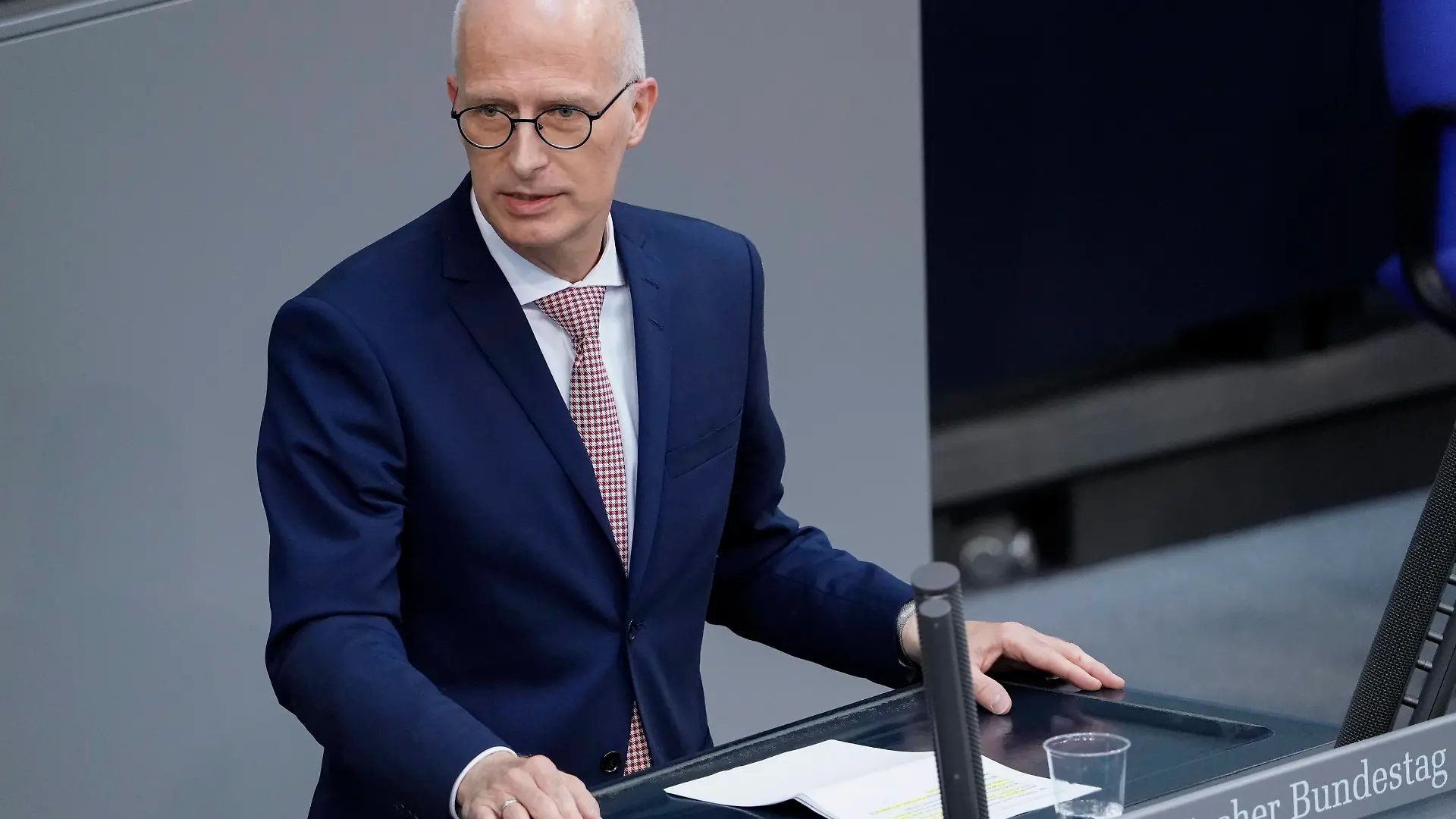  233. Bundestagssitzung und Debatte Aktuell, 22.04.2021, Berlin, Erster Buergermeister Peter Tschentscher SPD von Hamburg im Plenum bei der 233. Sitzung des Deutschen Bundestag in Berlin Berlin Berlin Deutschland *** 233 Bundestag session and debate Current, 22 04 2021, Berlin, First Mayor Peter Tschentscher SPD of Hamburg in the plenum at the 233 session of the German Bundestag in Berlin Berlin Germany